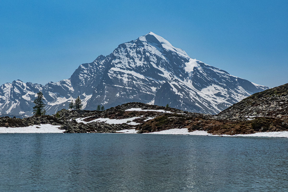 Il monte Leone si specchia nel lago Bianco